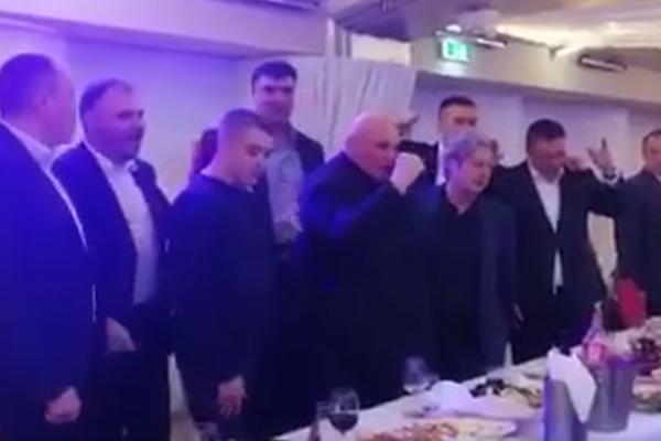 ZAGRLILI SU SE I ZAJEDNO ZAPEVALI: Palma i Dačićev sin u duetu pevaju čuvenu srpsku pesmu (VIDEO)