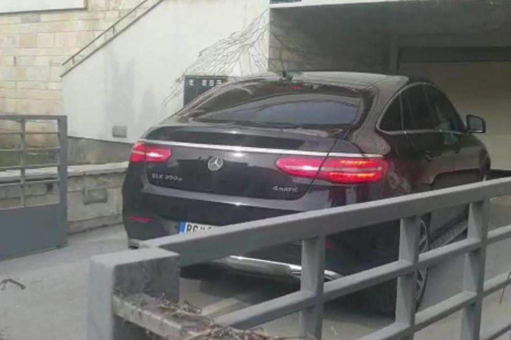 POSLE DVA SATA OD DOLASKA DUŠKO SEO U KOLA I ODVEZAO SE: Evo šta je Jelenin muž preuzeo na sebe u teškim trenucima