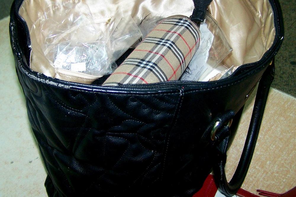 CARINICI ZAUSTAVILI BMW PA OTKRILI SKRIVENI TOVAR: Francuski državljani krijumčarili su nešto VEOMA vredno (FOTO)