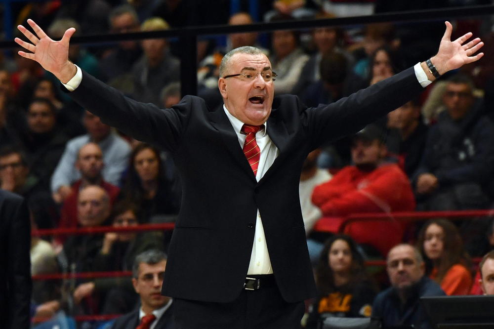 BESNI REPEŠA GRMEO NA IGRAČE: Sasuo im brdo sočnih psovki u lice! Ne smemo ni da napišemo šta im je sve rekao!