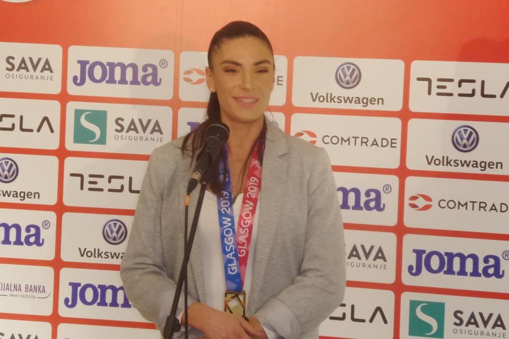 OVO NIJE NJENA GODINA: Posle teške povrede, još tužnih vesti za Ivanu Španović!