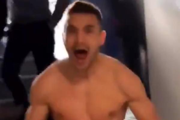 EKSTAZA PRED SVLAČIONICOM AJAKSA: Kopljanici slave gaženje Reala, a Tadić se na srpskom jeziku dere u kameru!