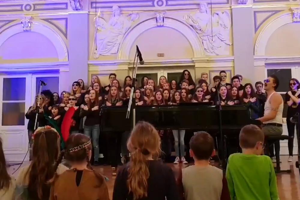 OVAJ SNIMAK JE ZAPALIO BALKAN: Profesor muzičkog je IZDOMINIRAO ZA SVA VREMENA! (VIDEO)