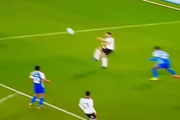 ZAUSTAVITE TAKMIČENJE ZA PUŠKAŠ, IMAMO POBEDNIKA: Nisu ni makazice, ni volej - čovek je izmislio potpuno novi šut!