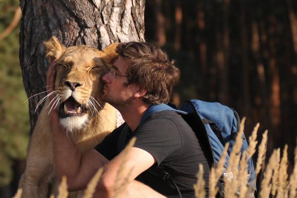 KUPIO JE LAVOVE ZA LJUBIMCE I ŠETAO IH NA POVOCU: Jednog dana je njegov otac na imanju ugledao STRAŠAN PRIZOR