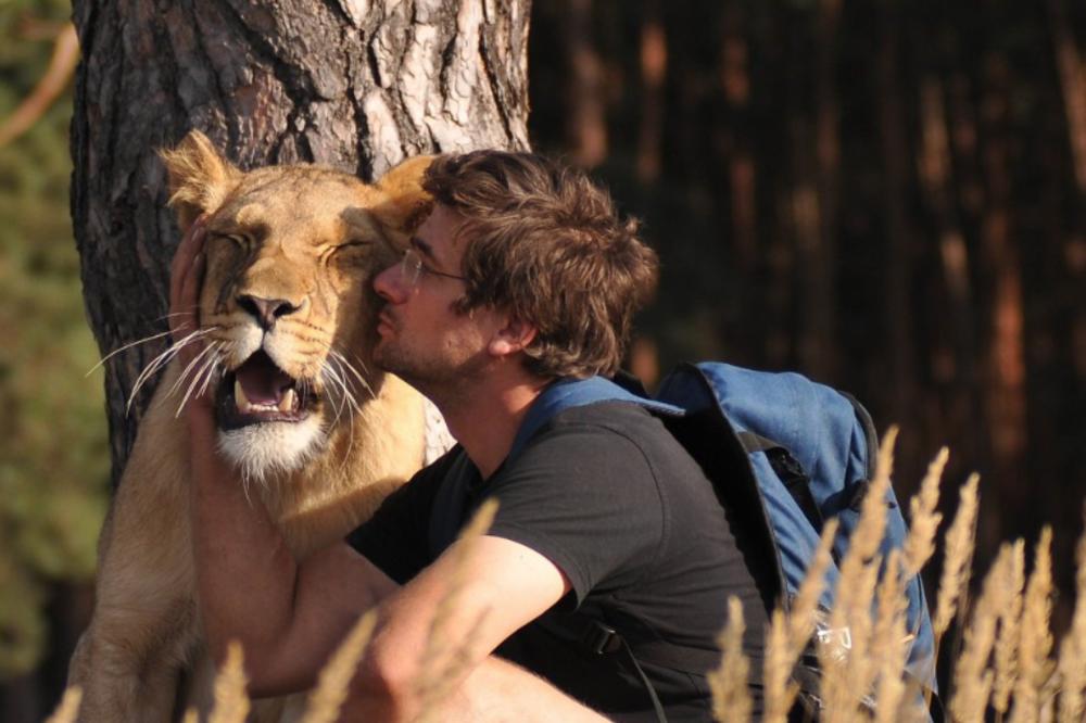 KUPIO JE LAVOVE ZA LJUBIMCE I ŠETAO IH NA POVOCU: Jednog dana je njegov otac na imanju ugledao STRAŠAN PRIZOR