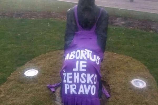 STRAŠNO, OSKRNAVLJEN SPOMENIK PATRIJARHA PAVLA U BEOGRADU! Navukli mu KECELJU i napisali OVO!