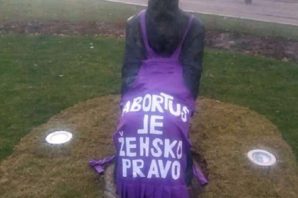 STRAŠNO, OSKRNAVLJEN SPOMENIK PATRIJARHA PAVLA U BEOGRADU! Navukli mu KECELJU i napisali OVO!