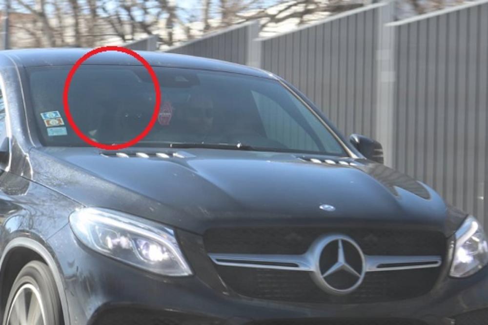 KRENULA DA ISPRATI MAJKU S CRNIM VELOM TUGE: Karleuša se slomljena od bola uputila na Divninu komemoraciju