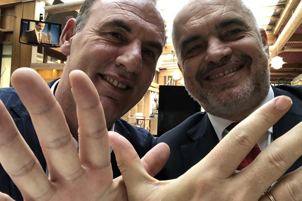 Ovakj odvratni nokad je Ramin zaštitni znak