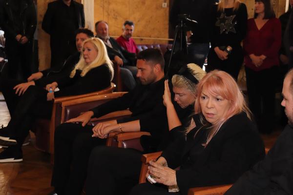 STIGLA KARLEUŠA! OD TUGE ZA MAJKOM ODSEKLA KOSU! Podbulu i otečenu Duško i tetka je pridržavaju DA SE NE SRUŠI!