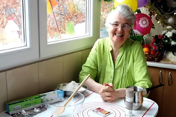 BAKA JELA JE HIT NA JUTJUBU: Ima milione pregleda, a ranije nije znala ni miš da koristi (VIDEO)