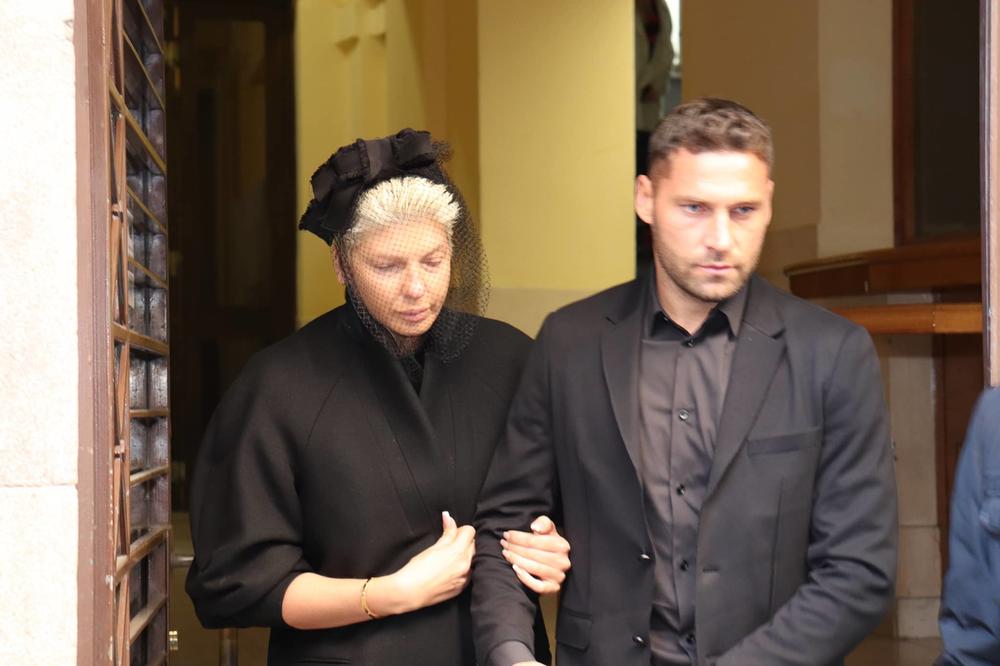 ONA JE ČUVALA KARLEUŠINE ĆERKE ZA VREME DIVNINE SAHRANE: Ovo je Duškova sestra, a evo u kakvim je odnosima sa JK!