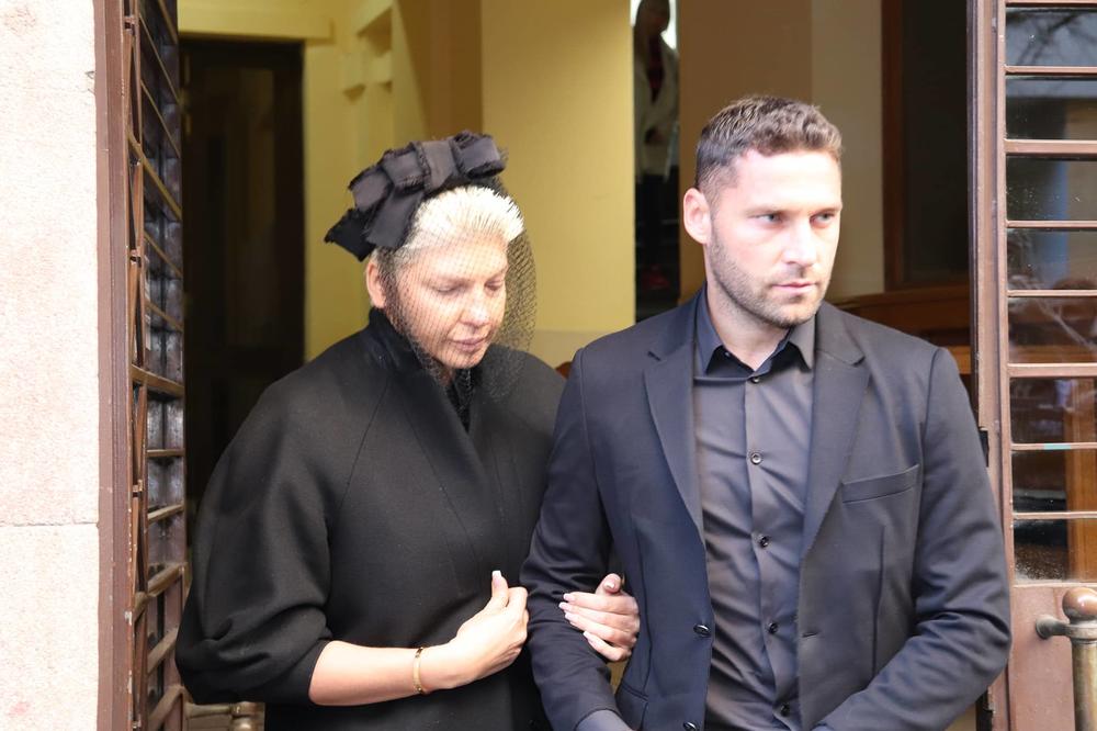 SVI SU SE PITALI JEDNU STVAR: Evo gde su bile Karleušine ćerke kada je SAHRANJENA njihova baka Divna!