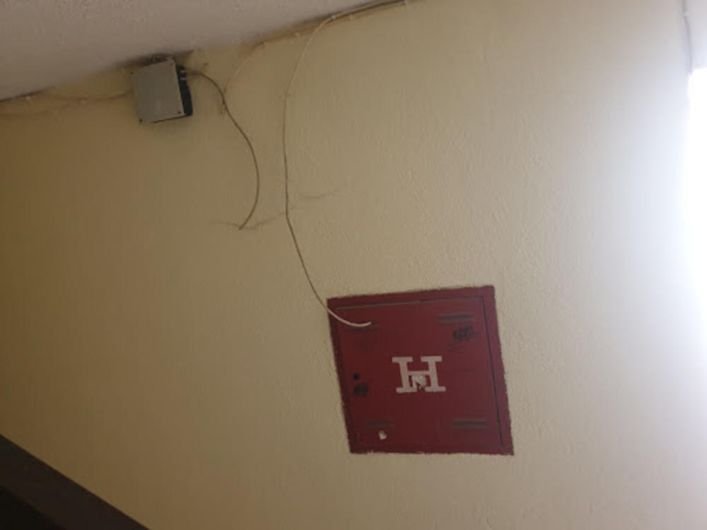 Isečeni kablovi u zgradi u Brusu    