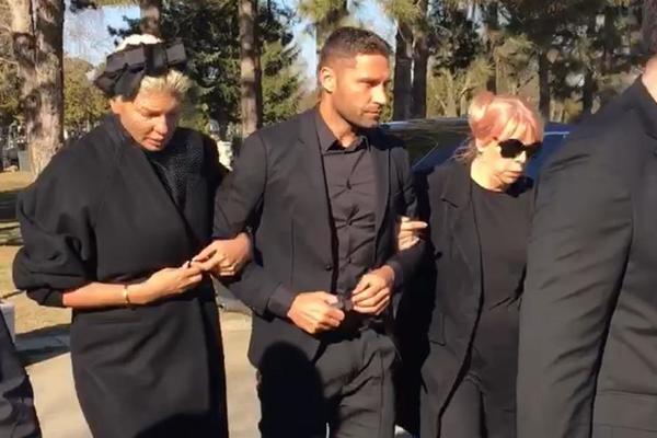 RASCEPANA OD BOLA STIGLA NA GROBLJE: Karleuša se sva TRESE i JEDVA STOJI dok čeka MAJČINU SAHRANU! (VIDEO)