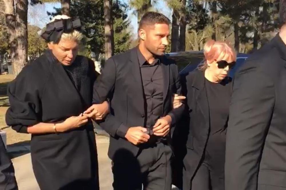 RASCEPANA OD BOLA STIGLA NA GROBLJE: Karleuša se sva TRESE i JEDVA STOJI dok čeka MAJČINU SAHRANU! (VIDEO)