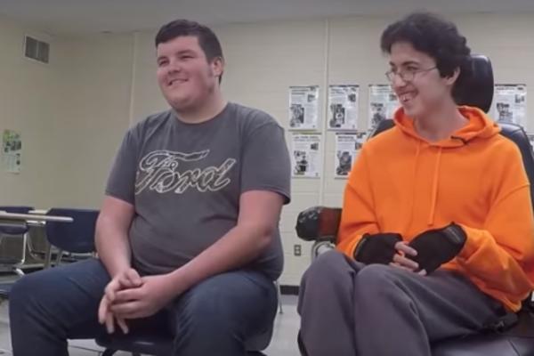 PRIČA O PRAVOM PRIJATELJSTVU: Tinejdžer je godinama štedeo da bi iznenadio svog nepokretnog drugara! (VIDEO)