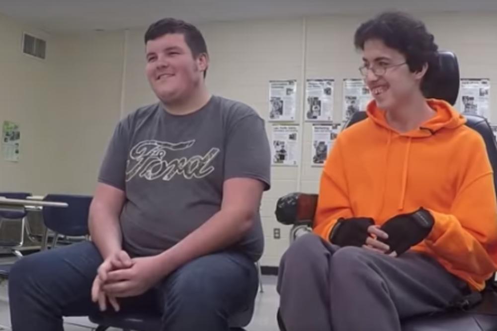 PRIČA O PRAVOM PRIJATELJSTVU: Tinejdžer je godinama štedeo da bi iznenadio svog nepokretnog drugara! (VIDEO)