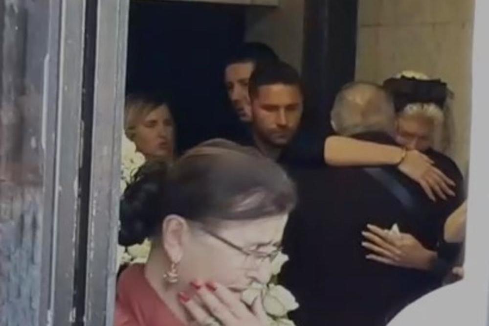 SADA JOJ JE JOŠ SAMO ON OSTAO: Karleuša se bacila ocu u naručje, pa ZAJECALA na sav glas! (VIDEO)