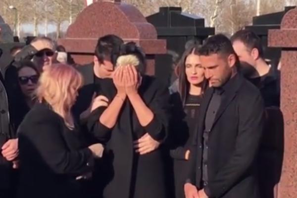 ČUPALA JE SEBI KOSU S GLAVE, A ONDA UZELA MAKAZE: Stravični detalji trenutka kada je JK saznala za MAJČINU SMRT!