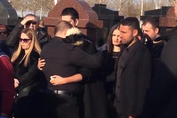 GLEDA U NEBO I MOLI ANĐELE DA JOJ ČUVAJU MAJKU: Jelena potpuno SLOMLJENA, a ON joj daje najveću snagu! (VIDEO)