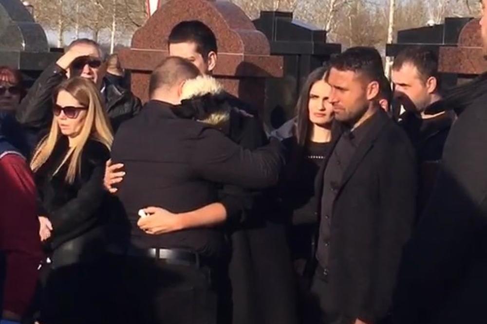 GLEDA U NEBO I MOLI ANĐELE DA JOJ ČUVAJU MAJKU: Jelena potpuno SLOMLJENA, a ON joj daje najveću snagu! (VIDEO)