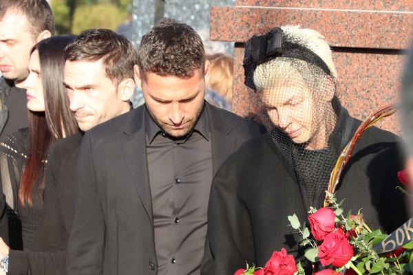 DIVNINA SESTRA JEDVA SMOGLA SNAGE DA ODRŽI GOVOR: Njene reči ODZVANJALE grobljem! Karleuša VAN SEBE! (VIDEO)