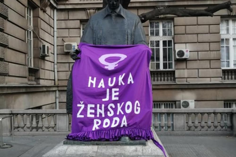 SRPSKI VELIKANI U BORBI ZA ŽENSKA PRAVA: Spomenici u centru Beograda ukrašeni zanimljivim ljubičastim keceljama