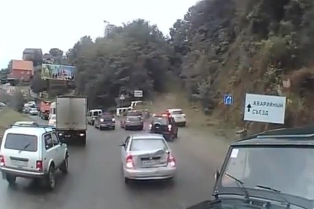 JEZIVA SCENA NA AUTO-PUTU: Kamionu otkazale kočnice na nizbrdici a onda nastaje PRAVI HAOS! (VIDEO)
