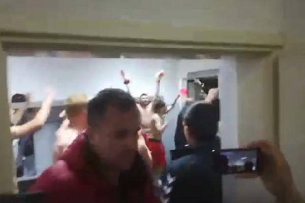 SVLAČIONICA RADNIČKOG GRMI POSLE POBEDE: Fudbaleri posvetili pesmu Lalatoviću i tako pokazali Grobarima šta misle!