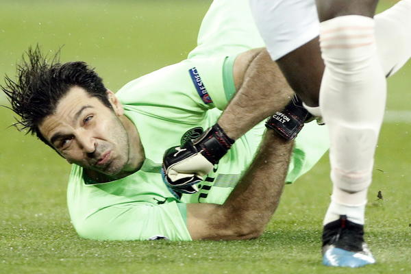 OVO SE VIĐA REĐE NEGO OLIMPIJSKE IGRE: Neverovatan kiks Bufona protiv Junajteda!