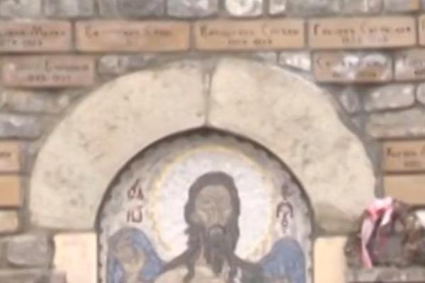 NAPAD NA SRPSKU SVETINJU NA KOSOVU: Skinuli JARBOL SA SRPSKOM ZASTAVOM, oskrnavljen spomenik!