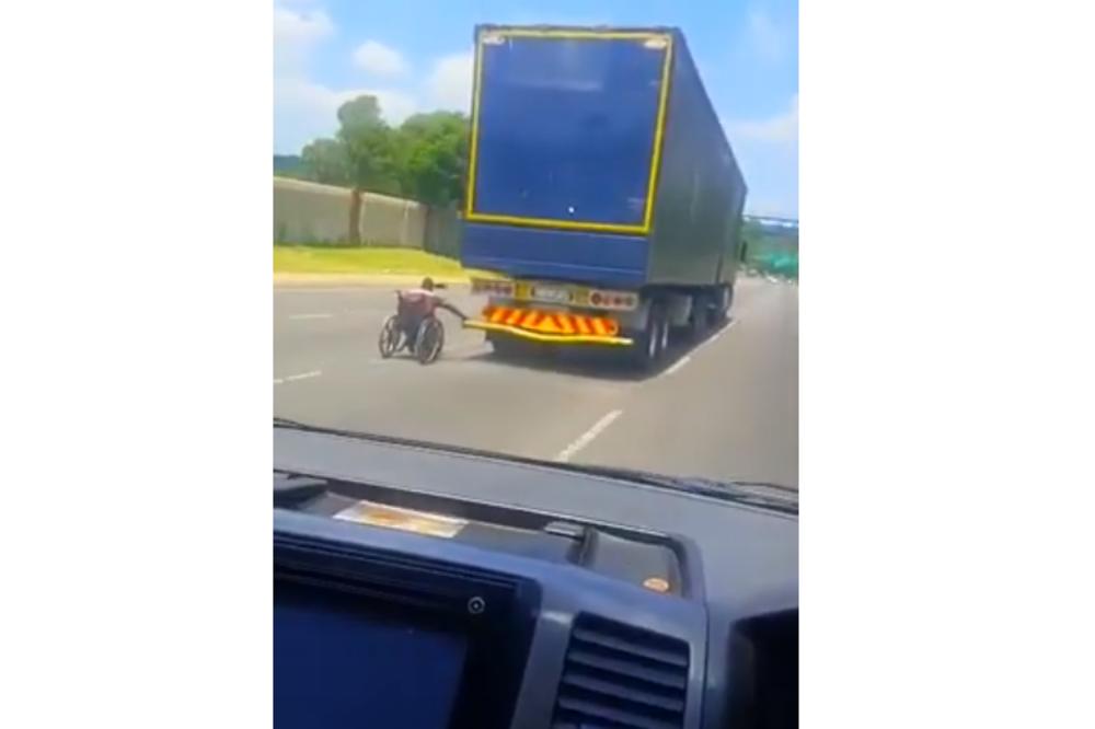 OVAJ SNIMAK ĆE SAMO RETKI MOĆI DA POGLEDAJU DO KRAJA: Invalid se na autoputu zakačio za KAMION, a onda... (VIDEO)