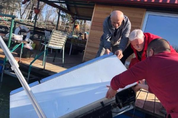 OVA DVOJICA HTELA SU DA BACE FRIŽIDER U SAVU?!? Vandalski čin koji je razbesneo ekipu s Ade Ciganlije! (FOTO)