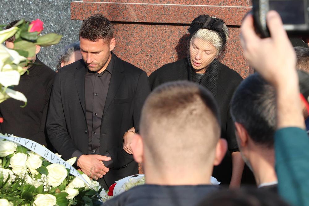 Jelena na sahrani jedva stajala na nogama
