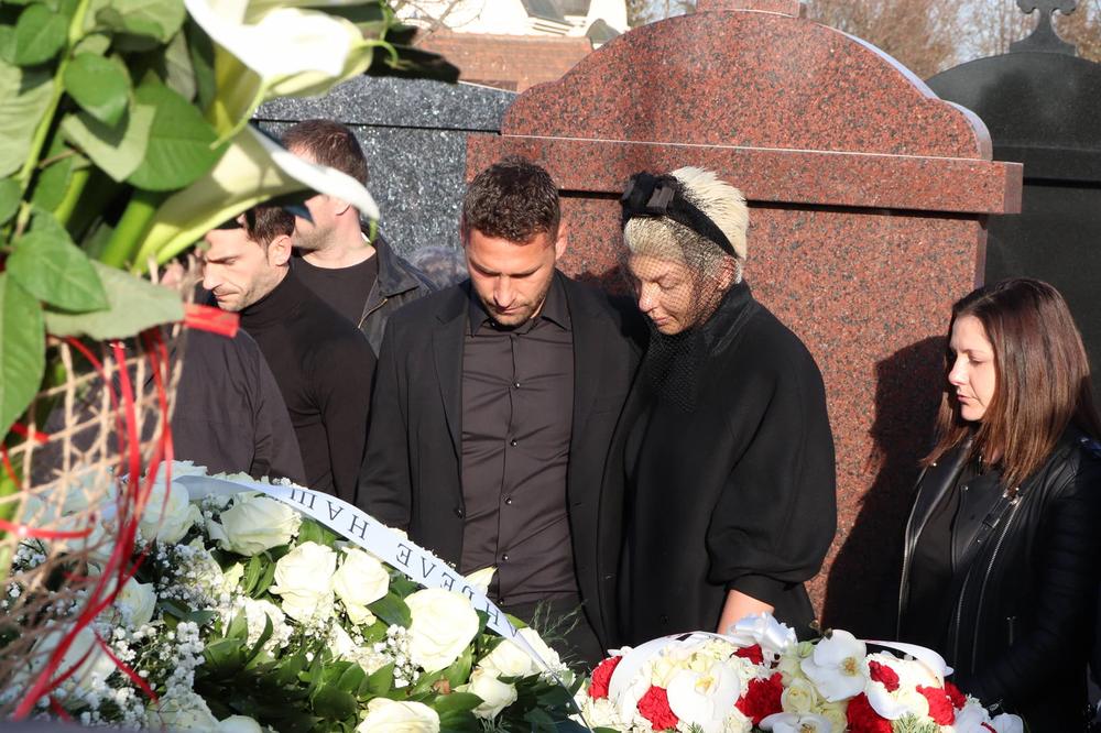 PORODICA TRAŽILA DA JOJ NA GROBU SVIRAJU TO ILI NIŠTA: Evo ŠTA KRIJE pesma uz koju je Divna Karleuša sahranjena...