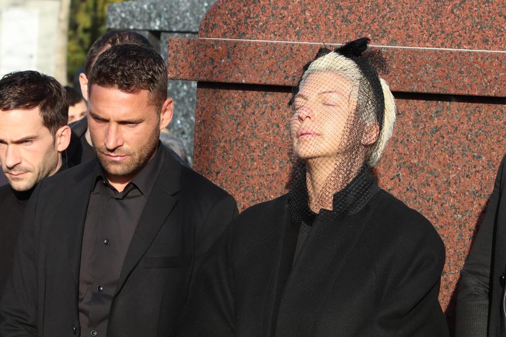 PLJUNUO JE U LICE I OŠAMARIO PRED PRISUTNIMA?! Strašni detalji navodnog NASILJA Duška Tošića nad Karleušom!