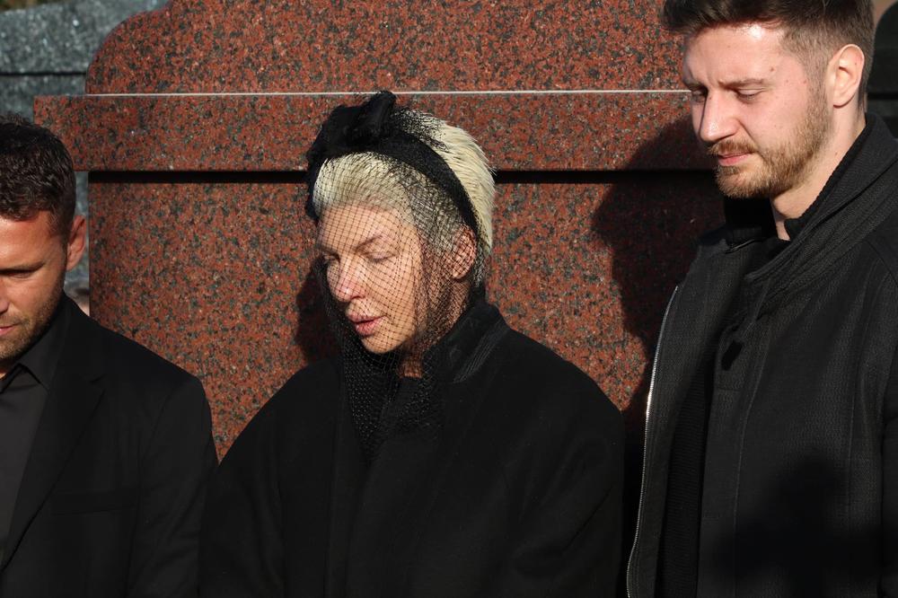 SVI PLAČU ZBOG JELENE KARLEUŠE: Duša se kida na komade, NEIZMERNA TUGA! (FOTO)