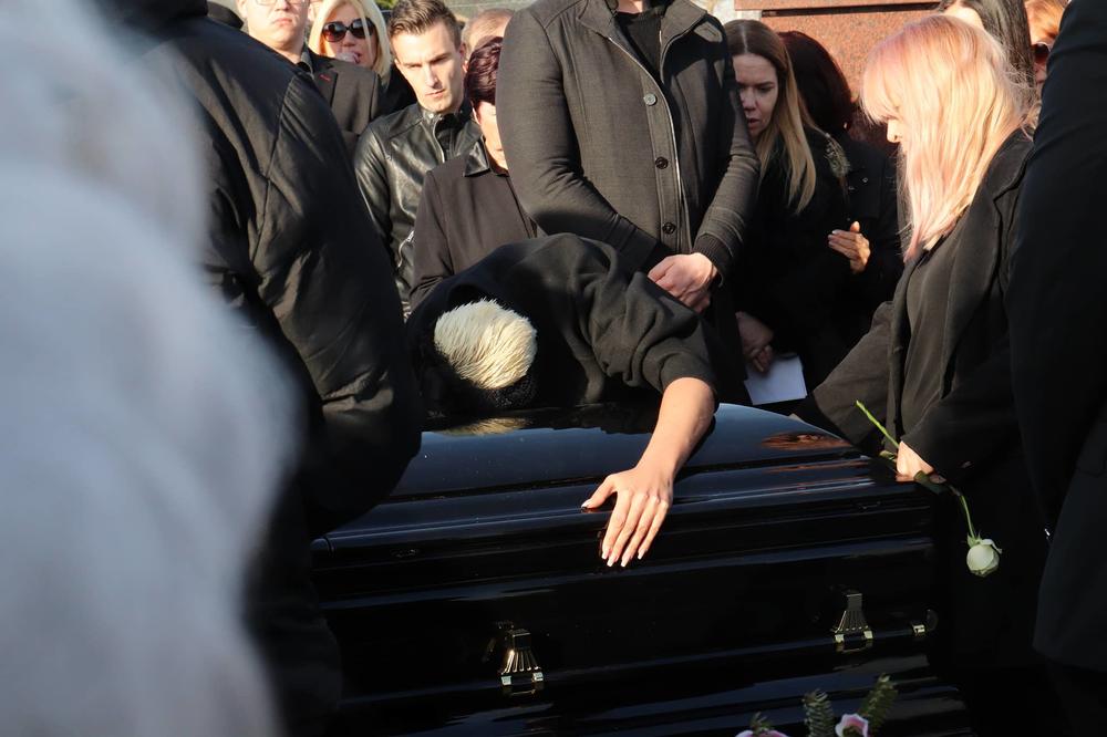 JECALA NEUTEŠNO DOK SU SPUŠTALI KOVČEG: Ovo su POSLEDNJE REČI koje je Jelena Karleuša uputila svojoj majci Divni!