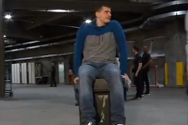 ZA JOKIĆA ŠOU NIKAD NE PRESTAJE: Nasmejao sve prisutne kada je ulazio u halu, a onda su Nagetsi razbili Lebrona!