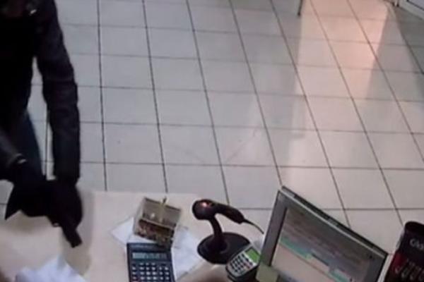 UPERIO JE PIŠTOLJ U RADNICU NA PUMPI I POKUŠAO DA JE OPLJAČKA! Nije uspeo, ONA ga je sprečila u tome! (FOTO)