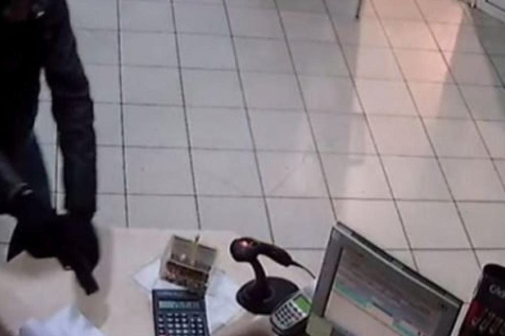 UPERIO JE PIŠTOLJ U RADNICU NA PUMPI I POKUŠAO DA JE OPLJAČKA! Nije uspeo, ONA ga je sprečila u tome! (FOTO)