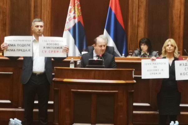 IZDALI STE KOSOVO! Boško Obradović RAZVIO transparent u SKUPŠTINI i vređao KOZAREVA, nastao HAOS!