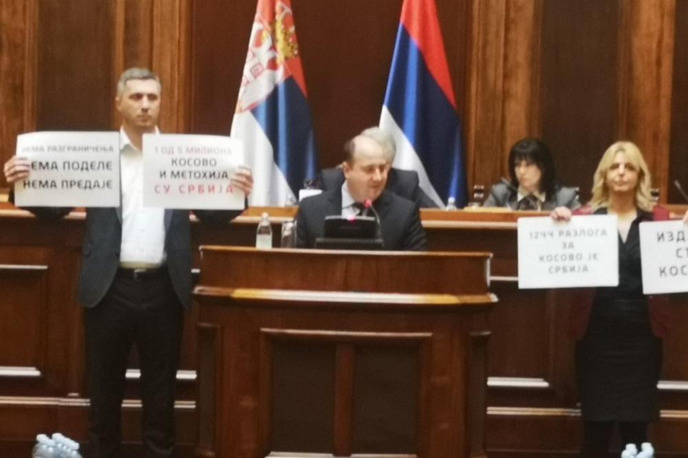 IZDALI STE KOSOVO! Boško Obradović RAZVIO transparent u SKUPŠTINI i vređao KOZAREVA, nastao HAOS!
