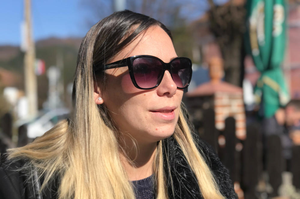 JUTKINA ŽENA PRATI KO ĆE SVE BITI NA SKUPU PODRŠKE NJENOM MUŽU! Šalje ženama poruke i traži od njih da se pojave!