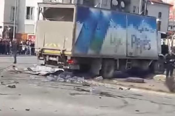 KAMION U CENTRU GNJILANA POKUPIO LJUDE I IZAZVAO MASAKR! Ima mrtvih! (VIDEO)