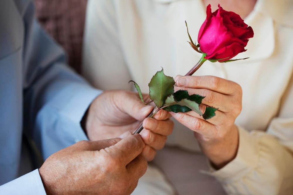 ZA LJUBAVNICU, ROMANTIČNU PLAVUŠU ILI ZA VOLJENU ŽENU? Iz koje korpe su najviše muškarci kupovali cveće? (FOTO)
