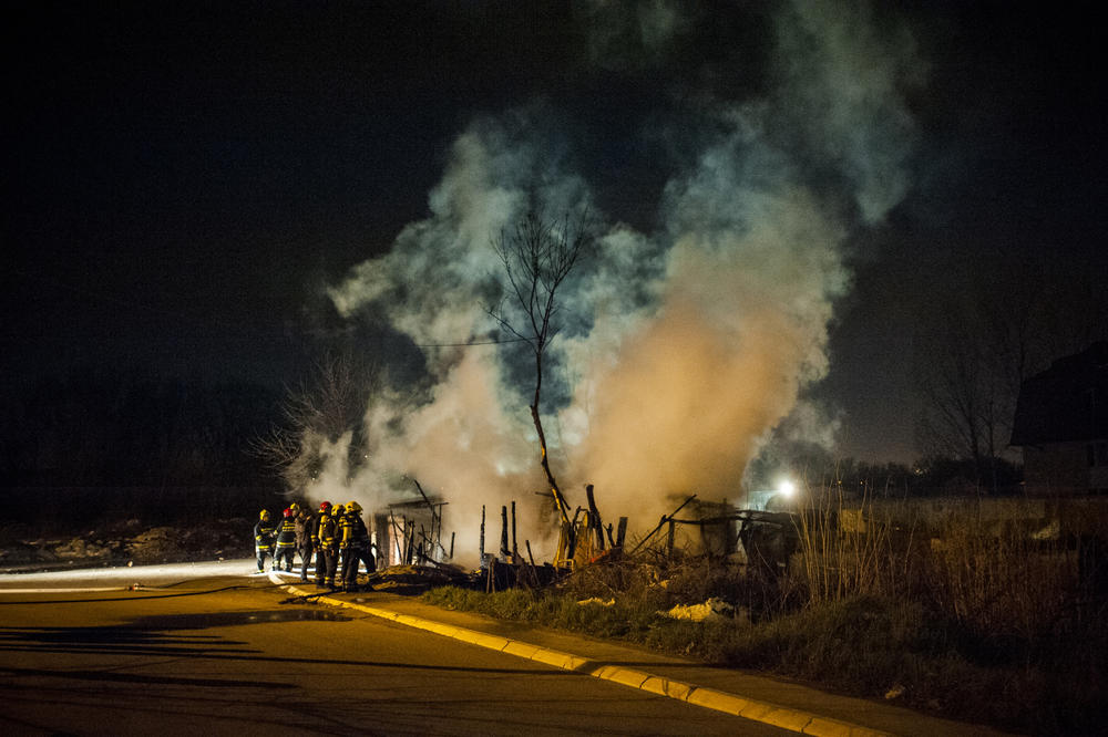 IZBIO POŽAR NA KOSOVU: Vatra se širi u dva pravca, vatrogasci i meštani se bore sa stihijom