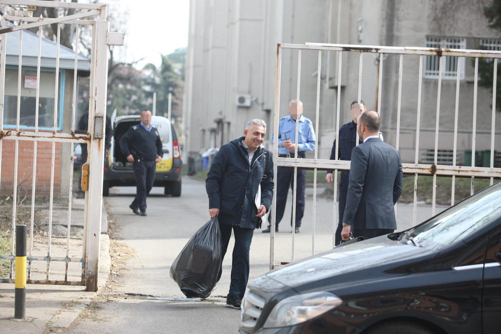 PLAŠIM SE DA ME NE UBIJE, NE OSEĆAM SE BEZBEDNO: Oglasio se novinar posle puštanja  Simonovića IZ PRITVORA!